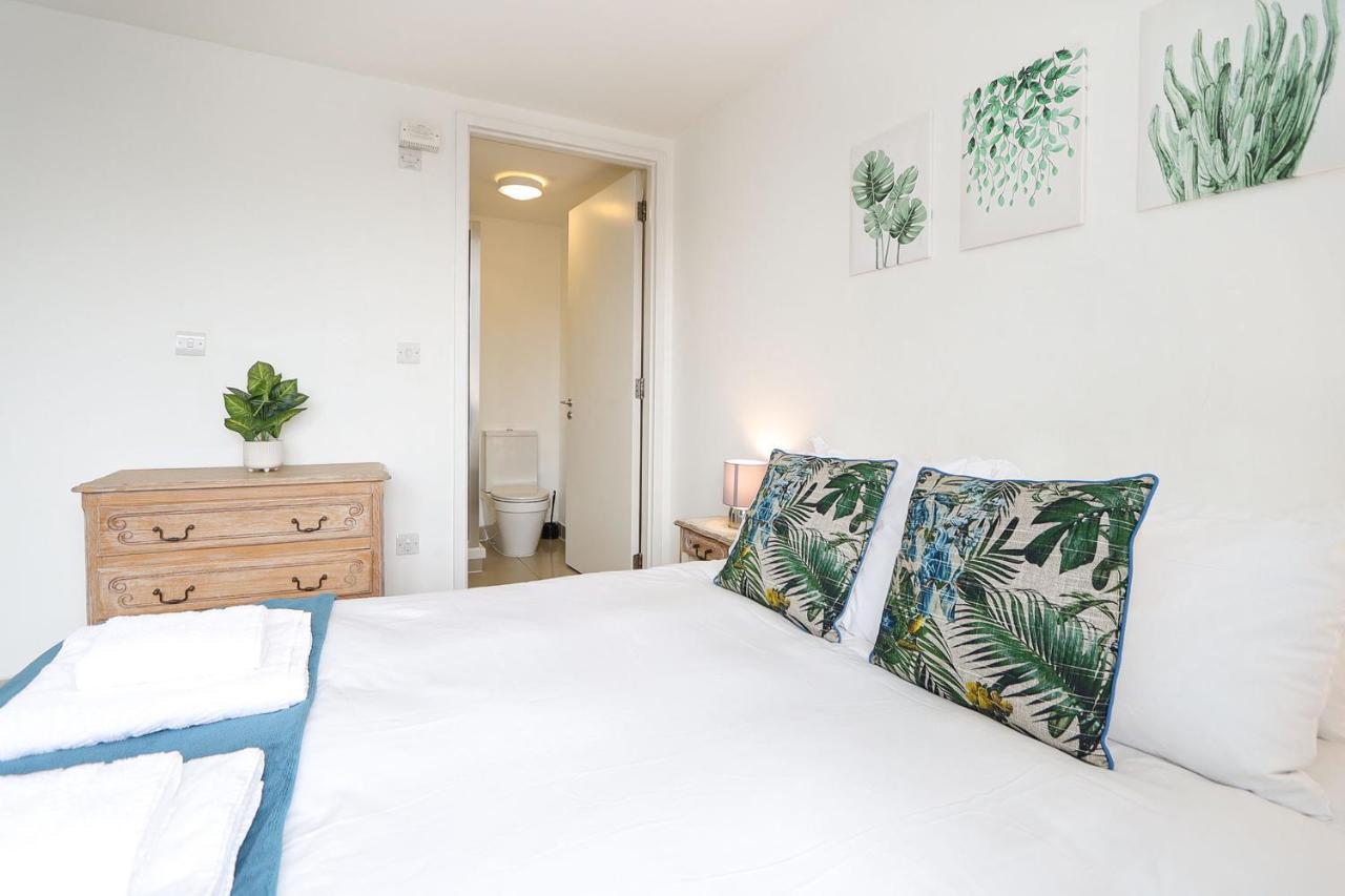 2-bed 2-bath Flat Around The Corner From Portobello Market *