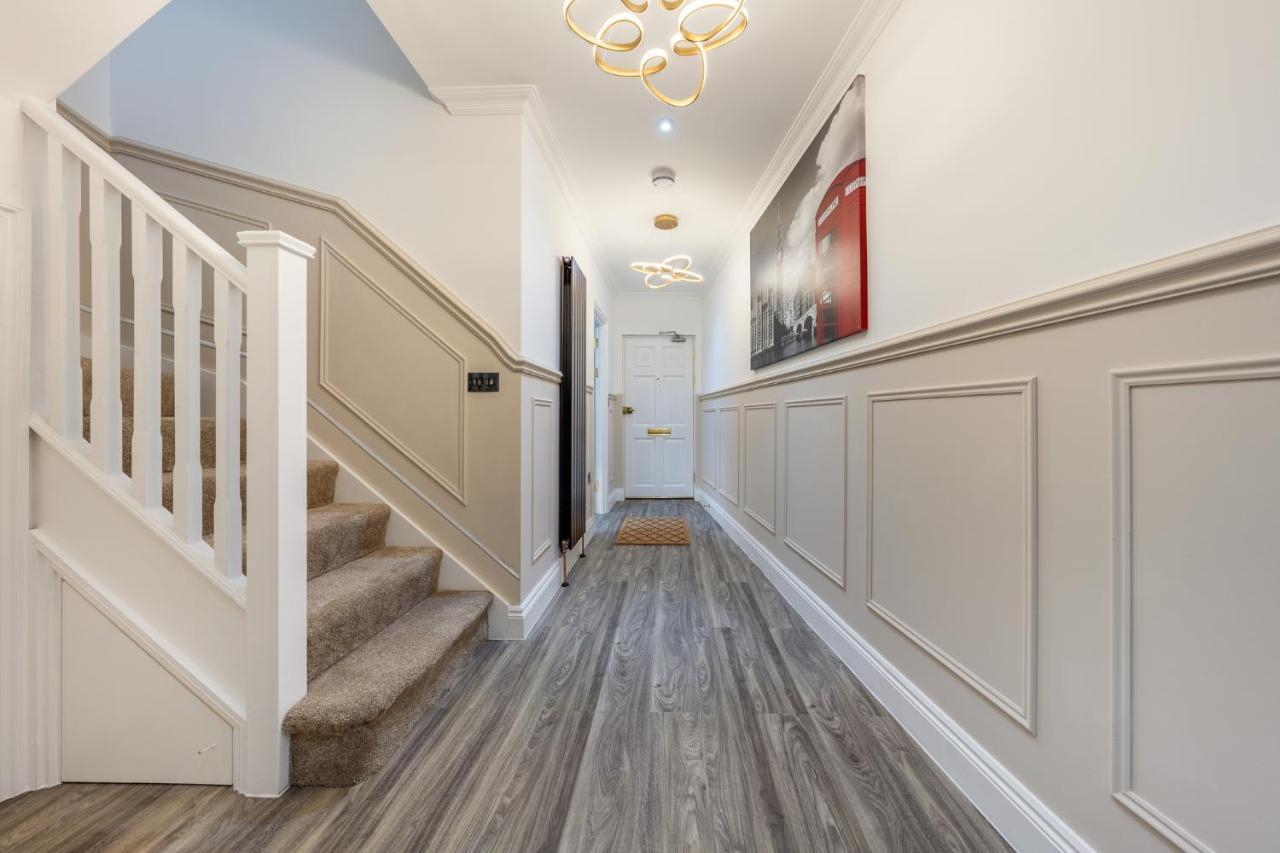 Brand New Luxury House - Sleeps 8 Londen