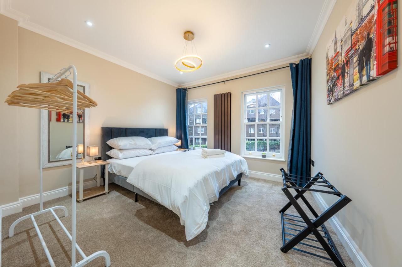 Brand New Luxury House - Sleeps 8 *