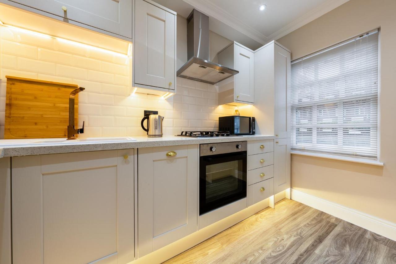 Brand New Luxury House - Sleeps 8 Londen