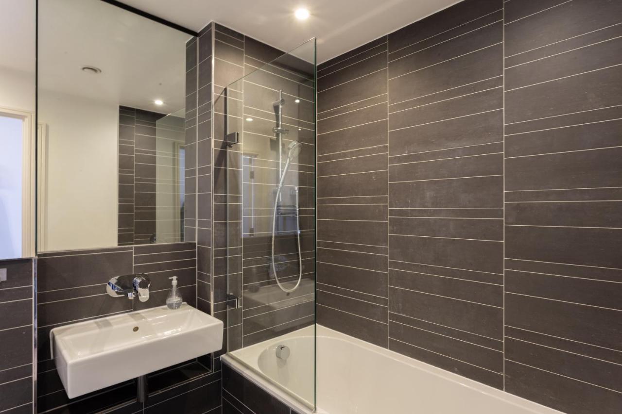 2 Bed 2 Bath Penthouse With Amazing Views With Free Parking London
