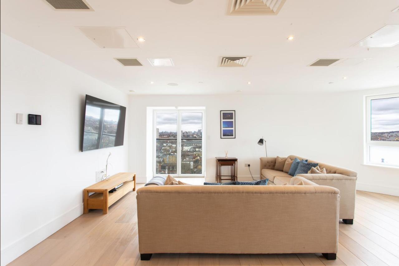 2 Bed 2 Bath Penthouse With Amazing Views With Free Parking Apartment London