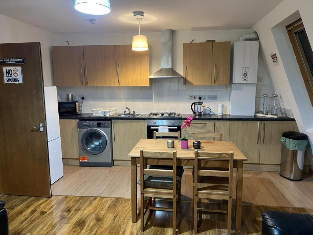 Perfect For Families And Friends - 2 Bedroom In - Peckham * London