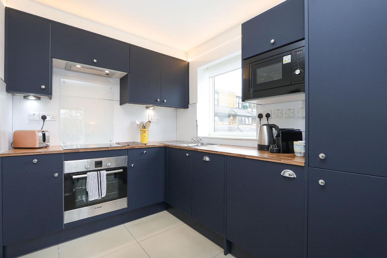 Appartement 2-bed 2-bath Flat Around The Corner From Portobello Market Londen