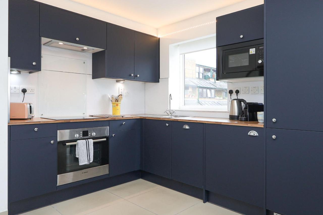 2-bed 2-bath Flat Around The Corner From Portobello Market * Londen