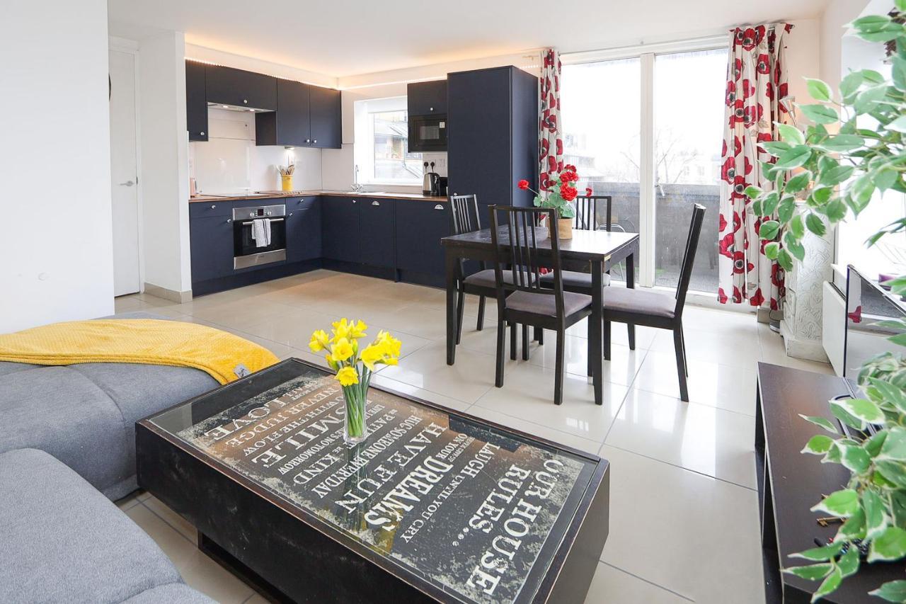 2-bed 2-bath Flat Around The Corner From Portobello Market Londen