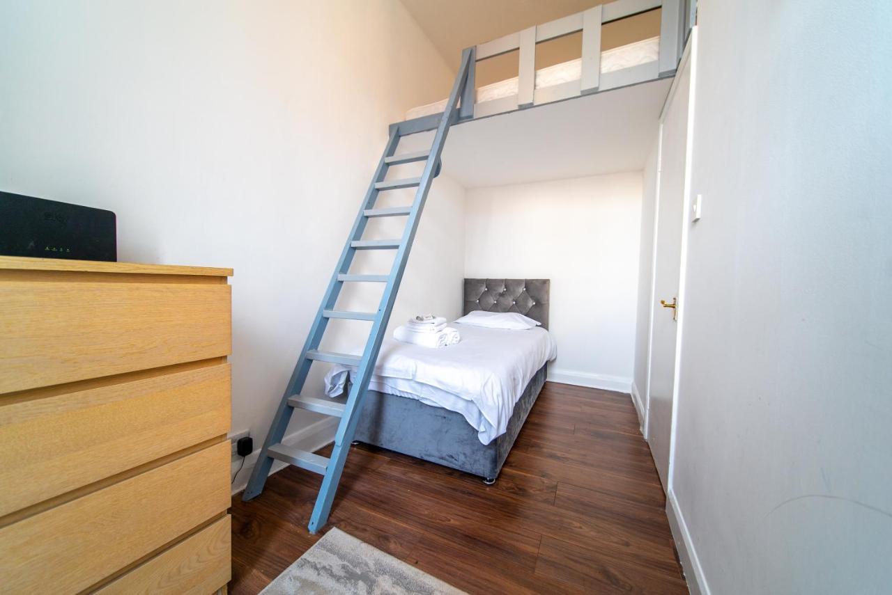 Spacious 2 Bedroom In Downtown Apartment *