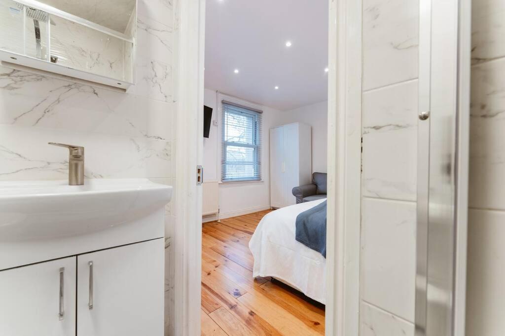Apartment Your Lovely Studio Flat- West3 London