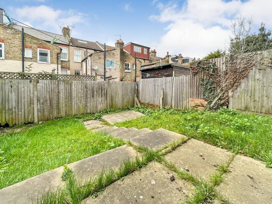 Newly Refurbished 3 Bed House Near O2 Arena Holiday home