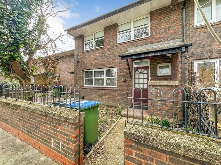 Newly Refurbished 3 Bed House Near O2 Arena Holiday home