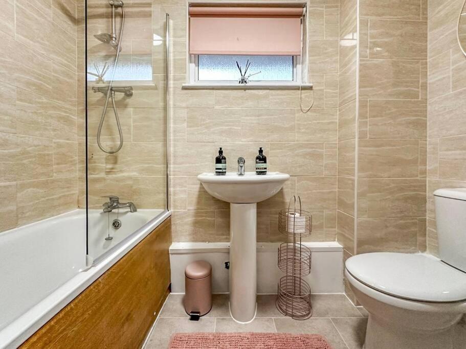 Newly Refurbished 3 Bed House Near O2 Arena * London
