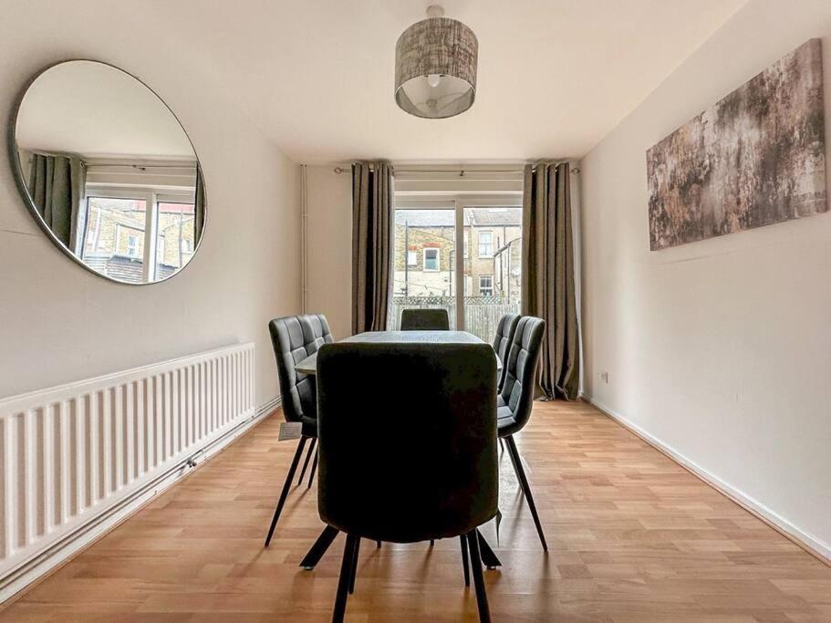Holiday home Newly Refurbished 3 Bed House Near O2 Arena