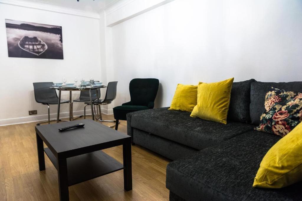 Oxford Street Apartment *