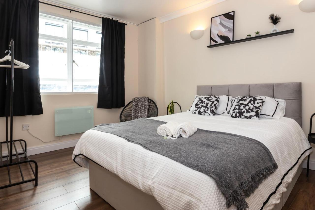 Cosy 30 Seconds To Aldgate East Station Apartment *