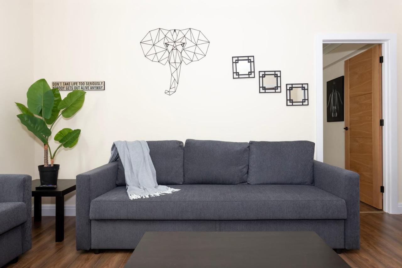 Cosy 30 Seconds To Aldgate East Station Apartment