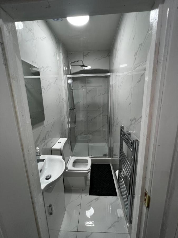 Good Priced Single In Sherperds Bush Guest house