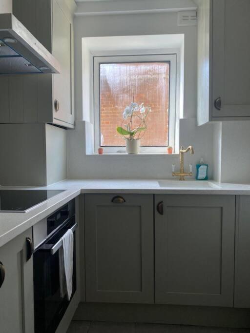 2 Double Bedroom Charming Chelsea Apartment London
