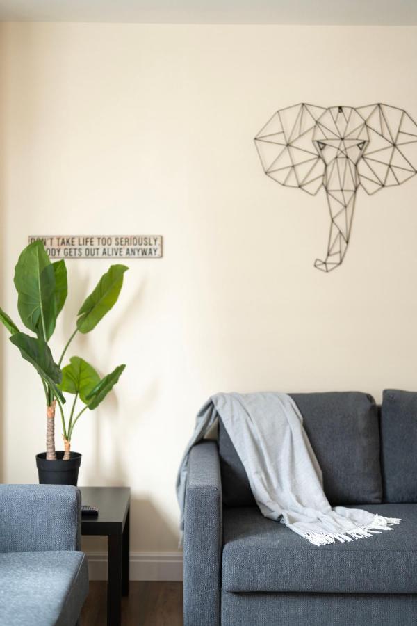 Cosy 30 Seconds To Aldgate East Station *