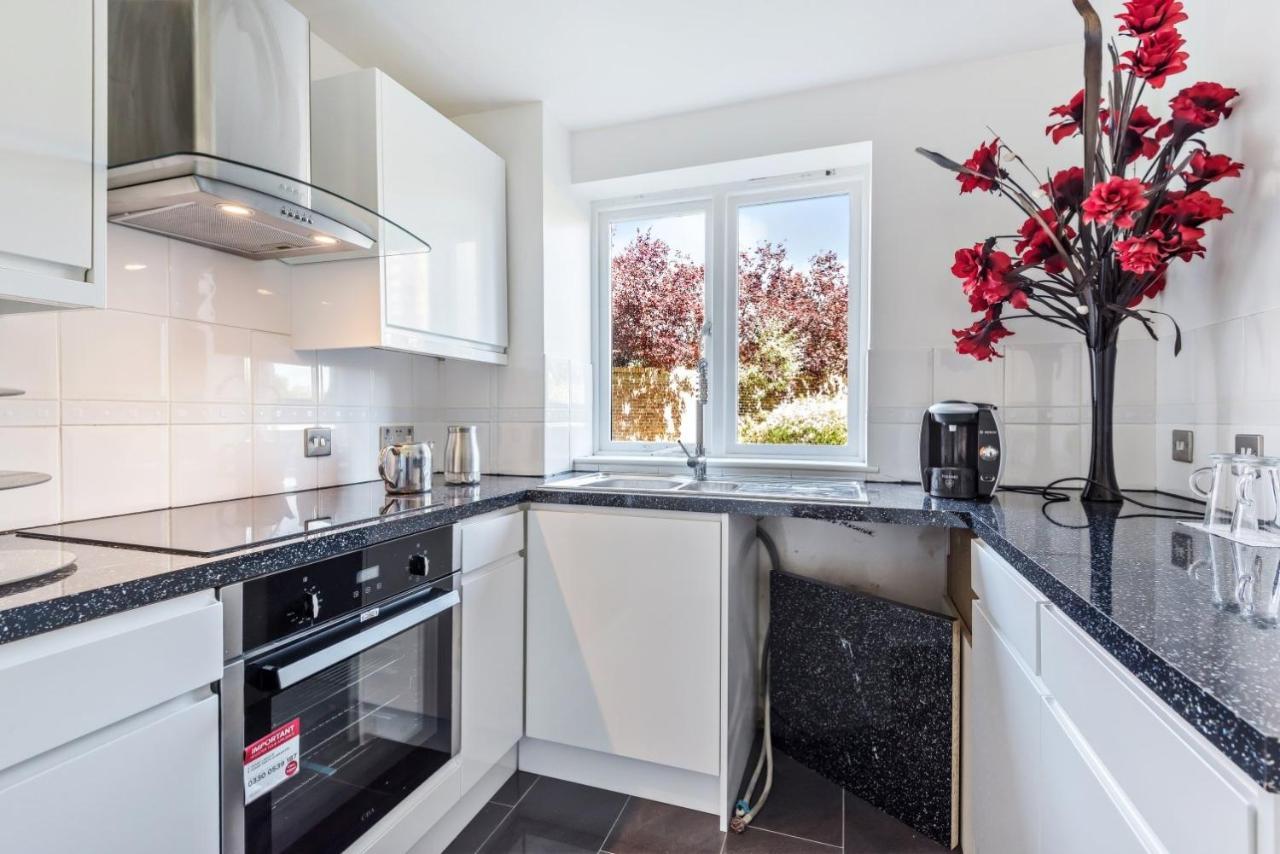 2 Bed Flat, Dedicated Workspace, Parking, 4ktv Apartment *