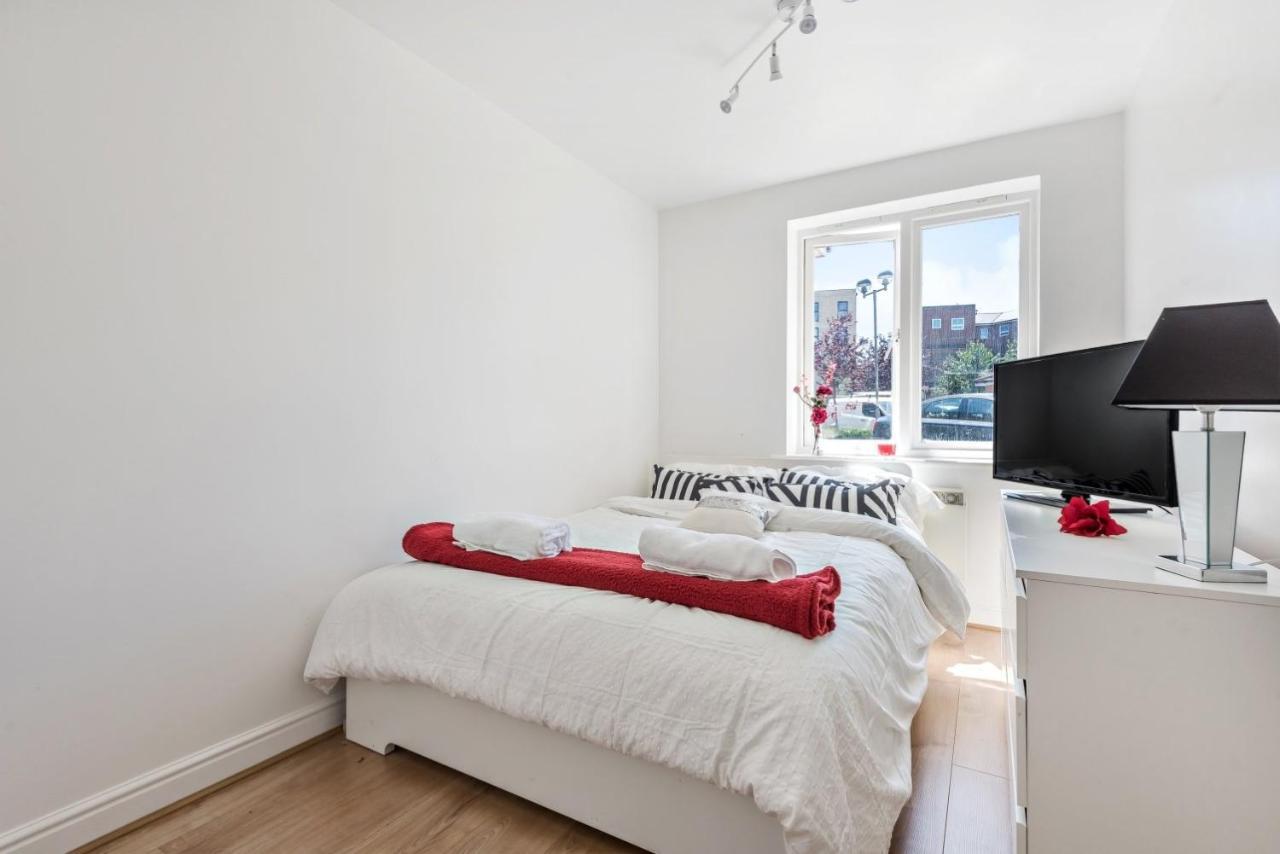 Apartment 2 Bed Flat, Dedicated Workspace, Parking, 4ktv London