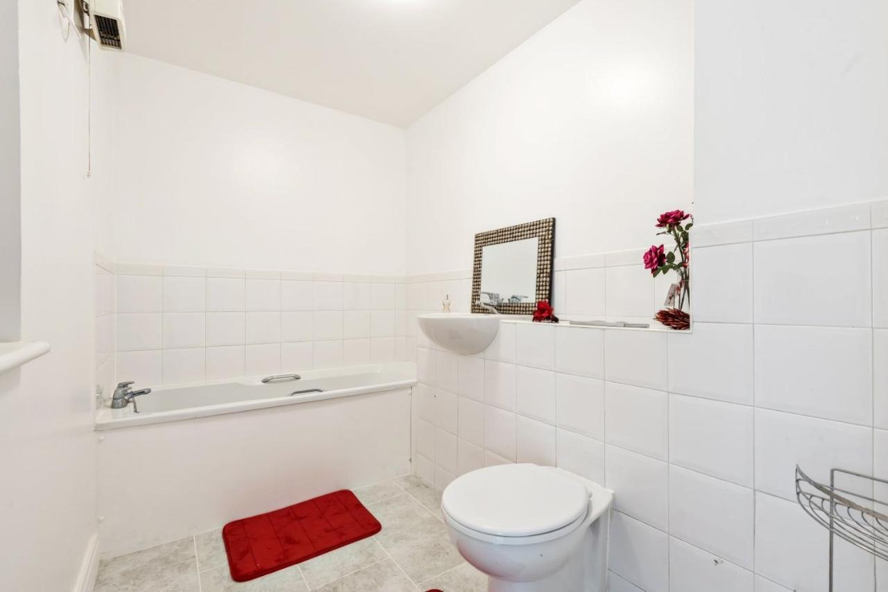 Apartment 2 Bed Flat, Dedicated Workspace, Parking, 4ktv
