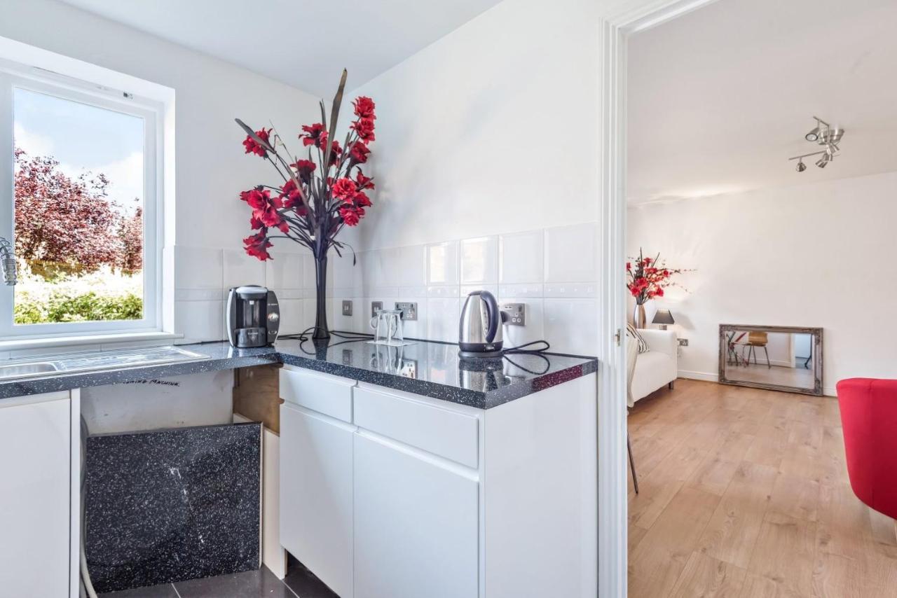 Apartment 2 Bed Flat, Dedicated Workspace, Parking, 4ktv