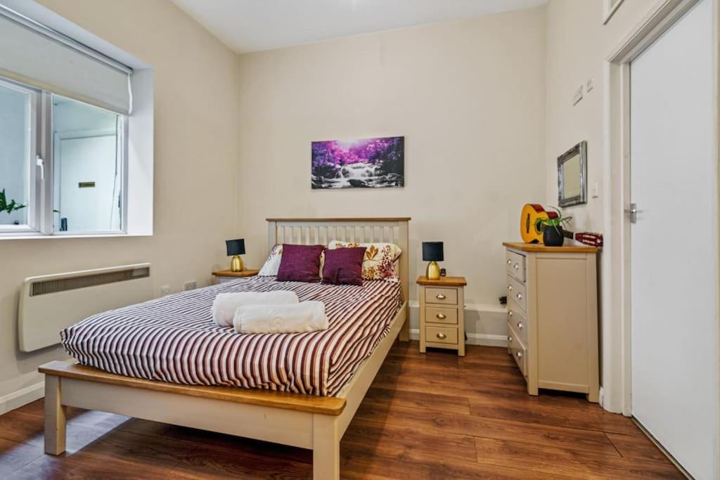 Two Bedroom With Patio Close To Hyde Park Ed4 * Londen