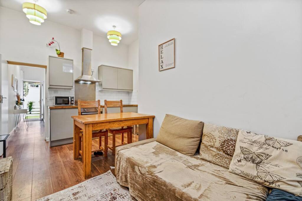 Two Bedroom With Patio Close To Hyde Park Ed4 Londen