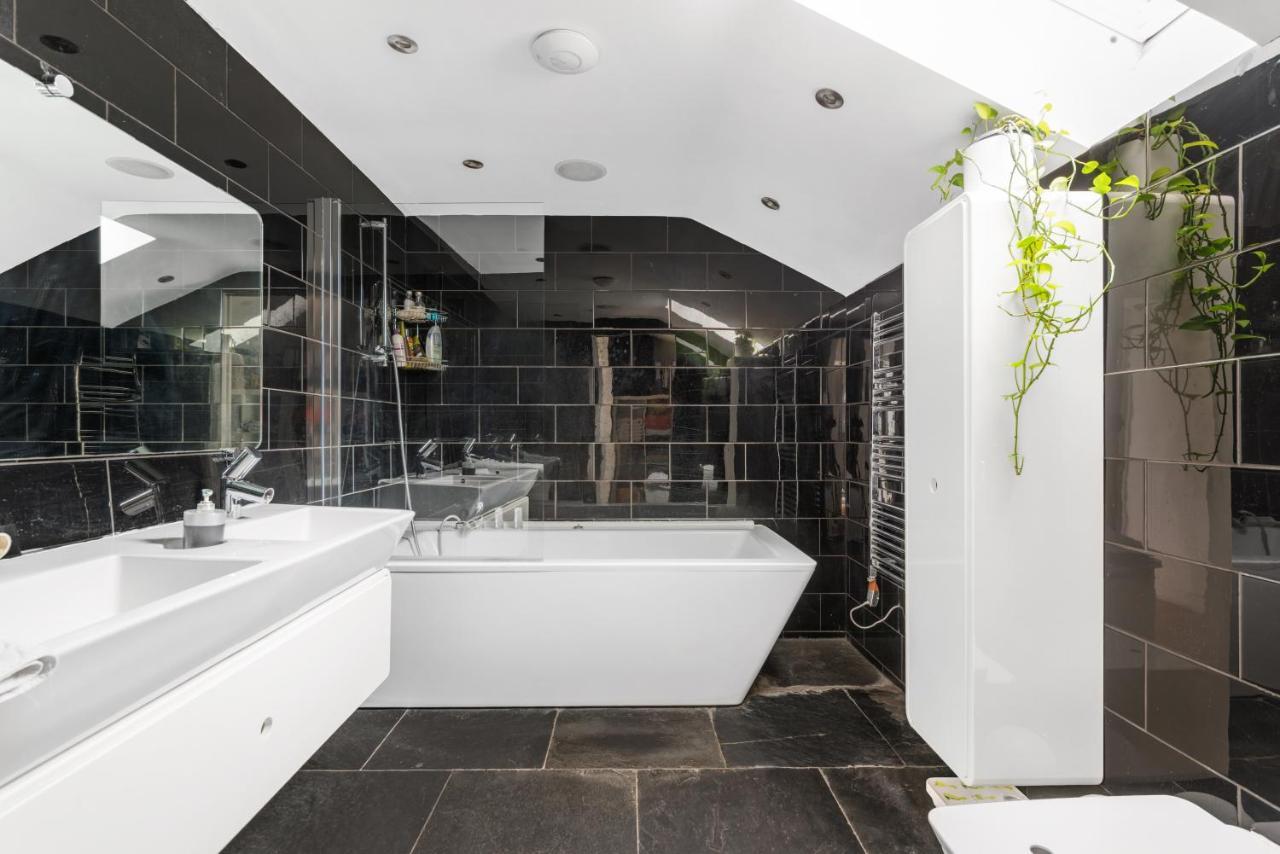 Studio For 3 With A Private Balcony In A Cubic House With Outside Pool Accommodatie bij particulieren Londen