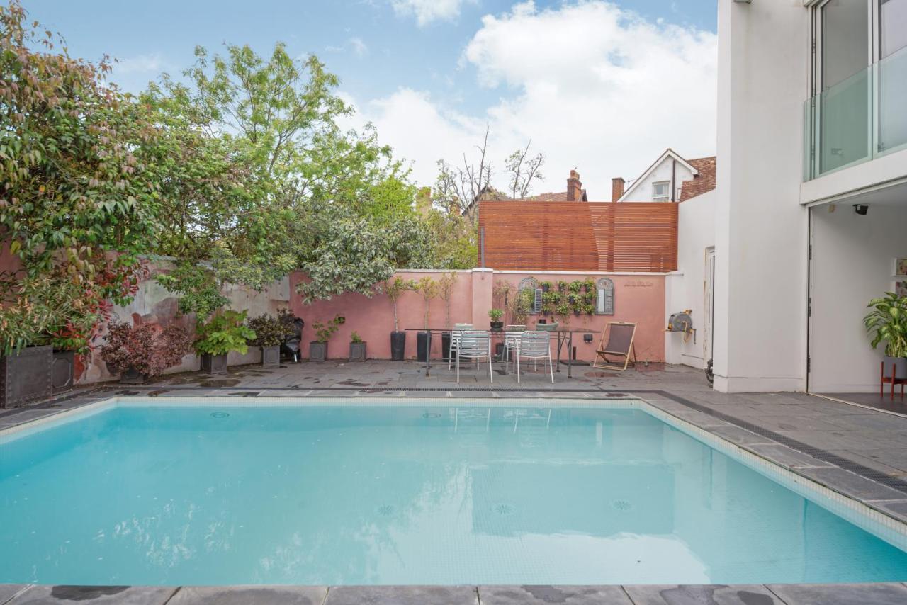 Studio For 3 With A Private Balcony In A Cubic House With Outside Pool Londen