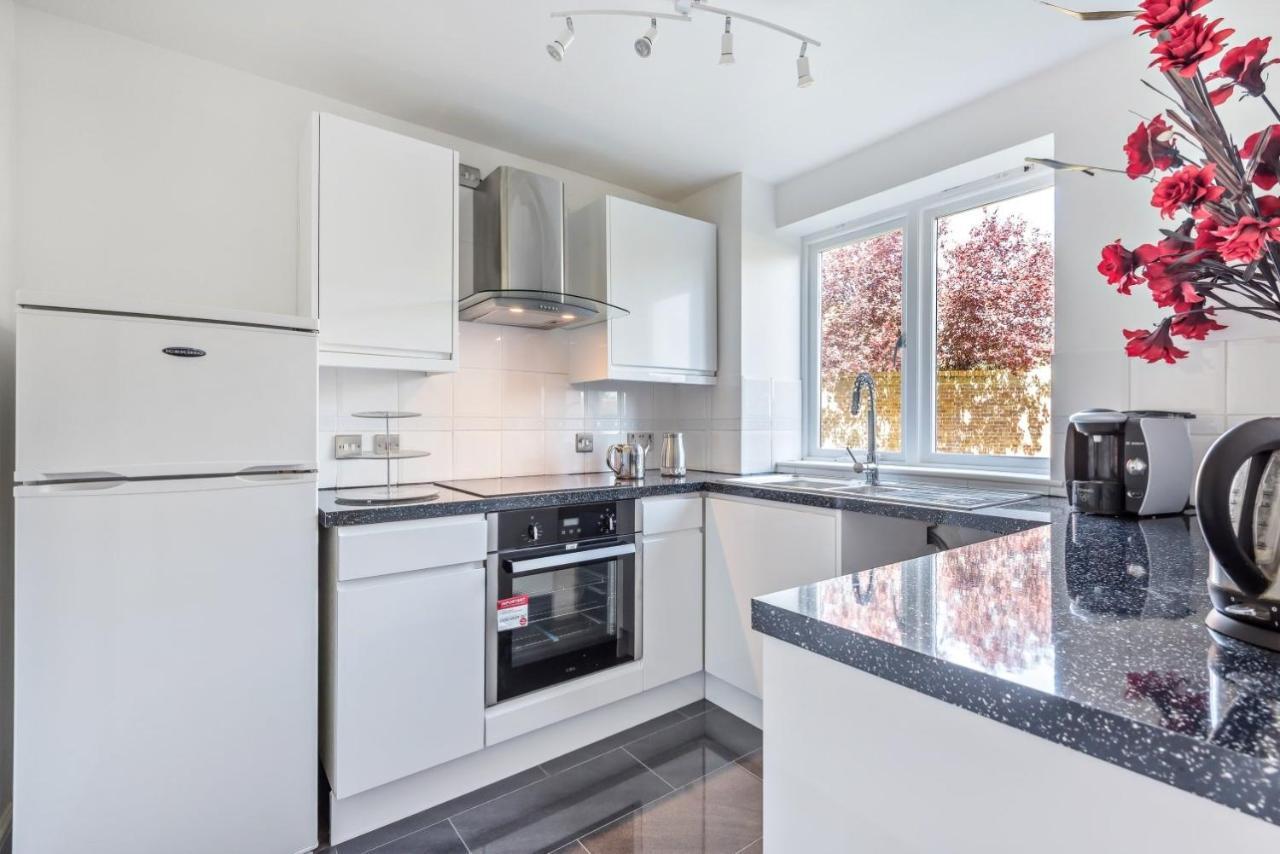 2 Bed Flat, Dedicated Workspace, Parking, 4ktv * London