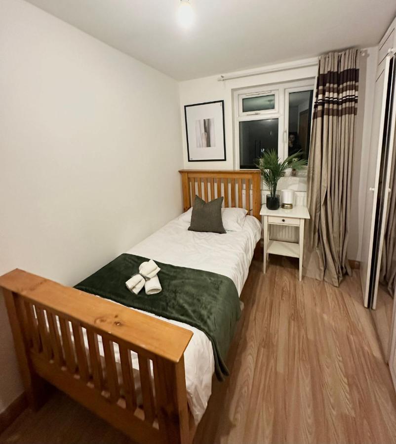 Relaxing In Spacious House * London