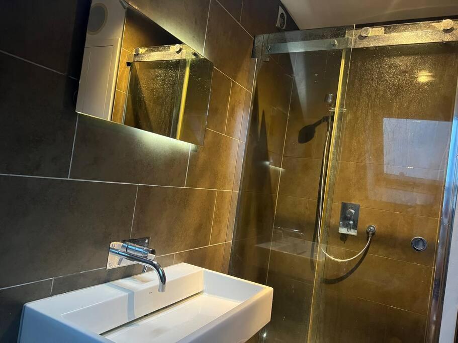 Four Bedroom Modern Victorian Wandsworth House Holiday home London