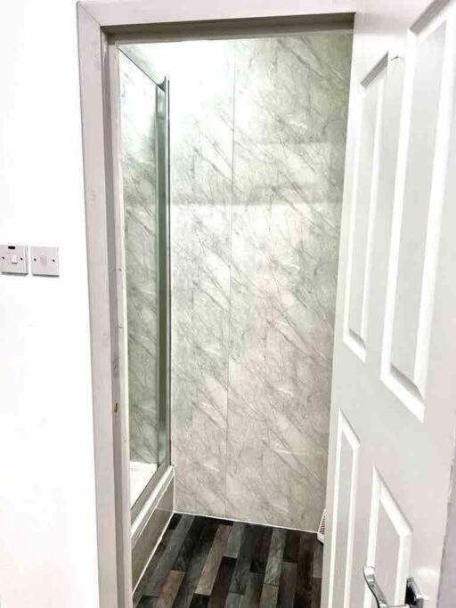 Trendy One Bedroom Flat In Apartment *