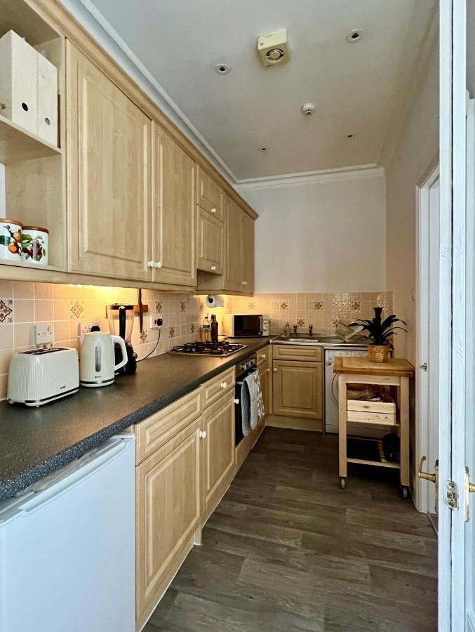 Stylish One-bedroom With Private Patio In Zone 2 Apartment *