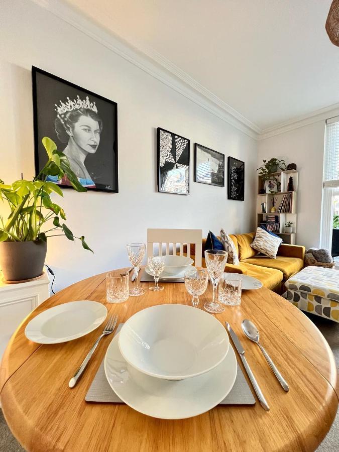 Apartment Stylish One-bedroom With Private Patio In Zone 2 London