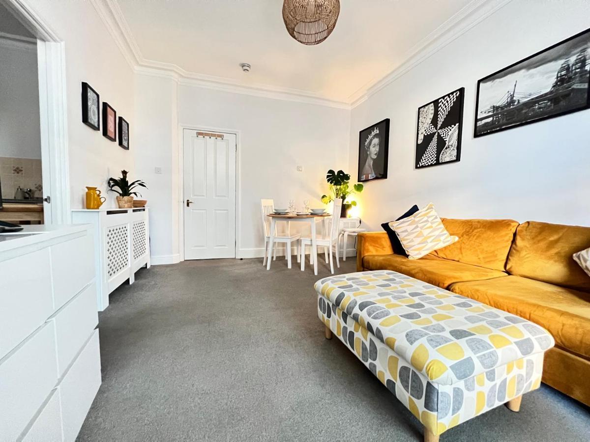 Stylish One-bedroom With Private Patio In Zone 2 Apartment *