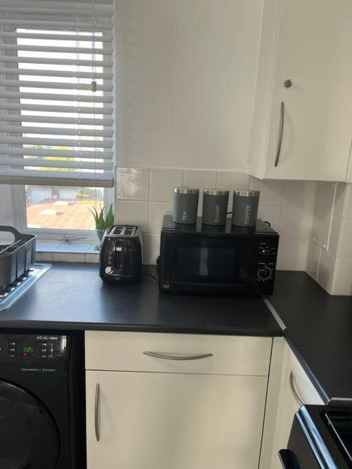 Spacious 1 Bedroom Unit In West Leilighet