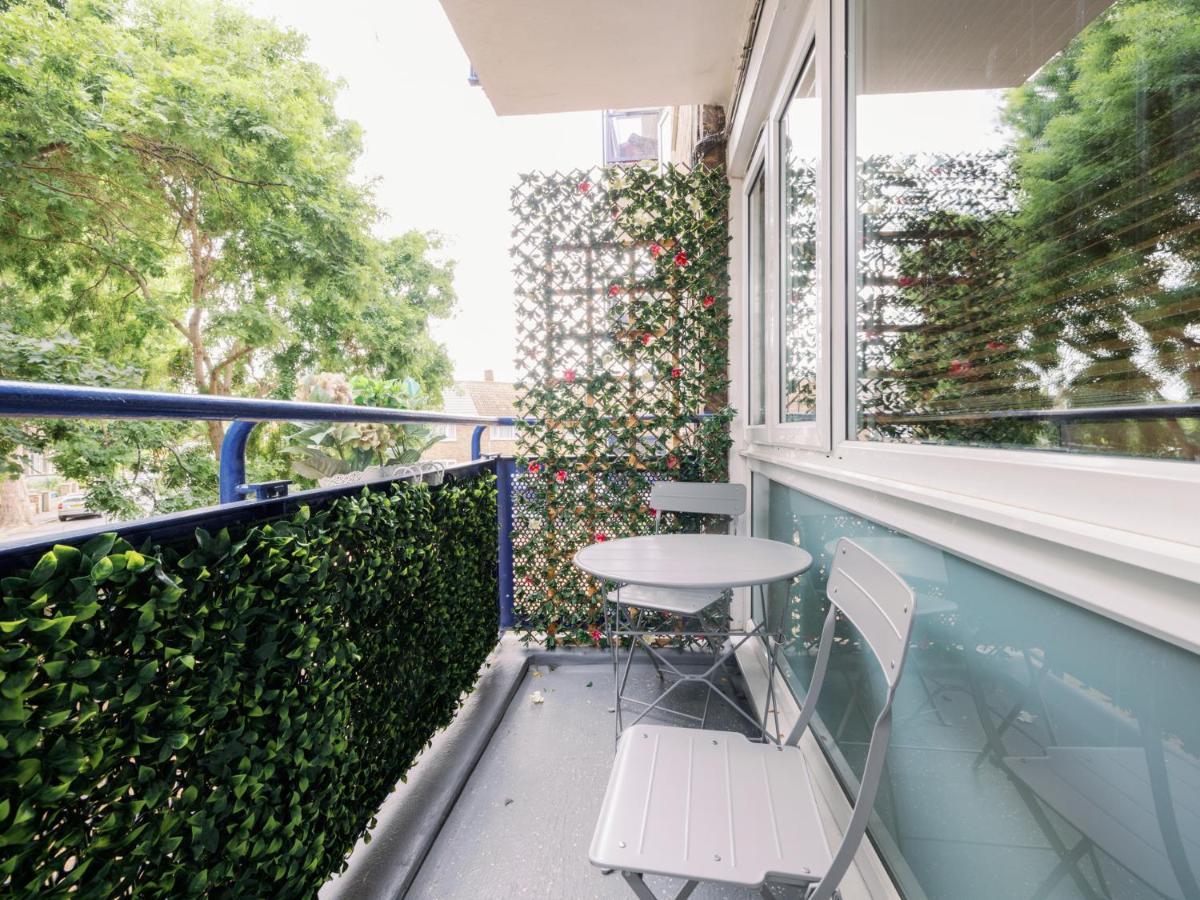Spacious Flat In South With Balcony - Pass The Keys Apartment *
