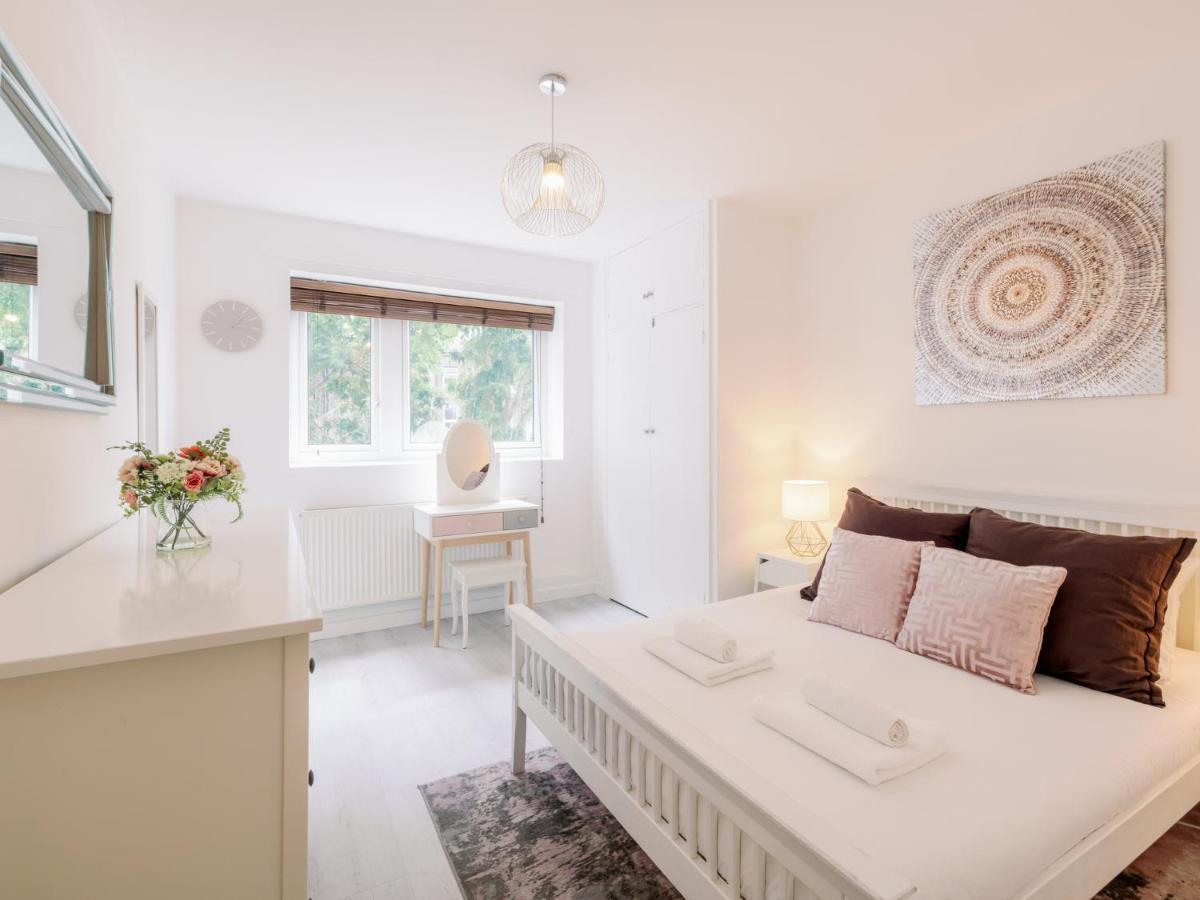 Spacious Flat In South With Balcony - Pass The Keys Apartment *