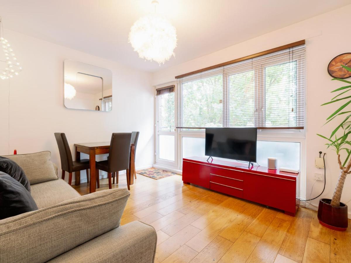 Spacious Flat In South With Balcony - Pass The Keys Apartment *