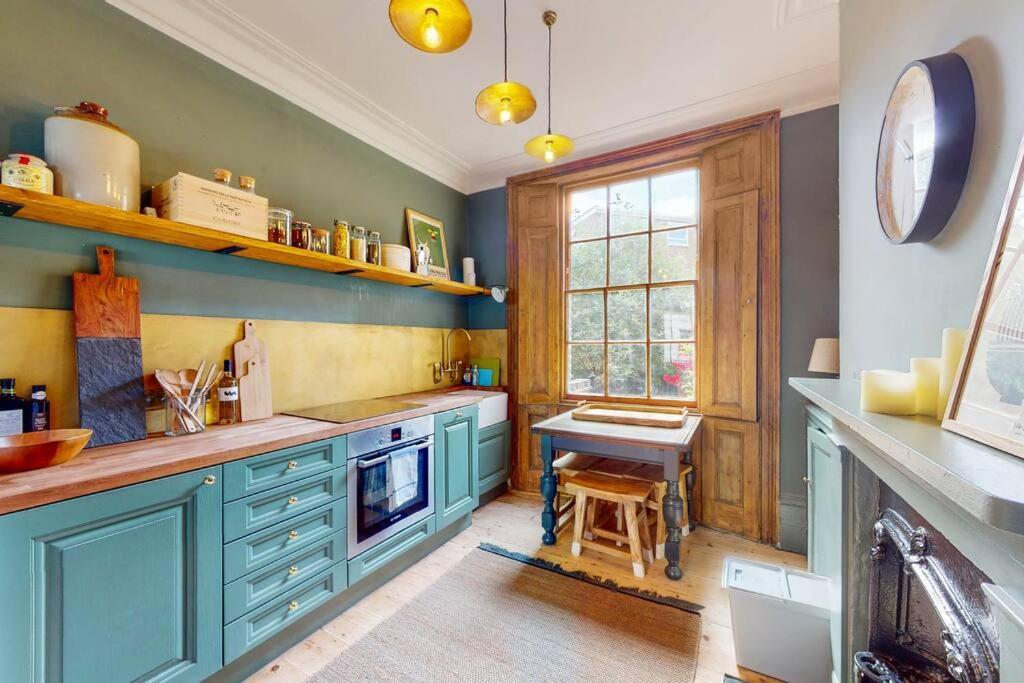 Whimsical 4 Bedroom House In Elephant And Castle * Londen