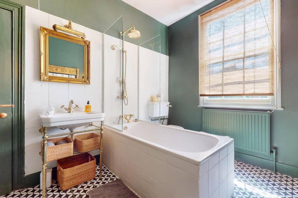 Whimsical 4 Bedroom House In Elephant And Castle * Londen
