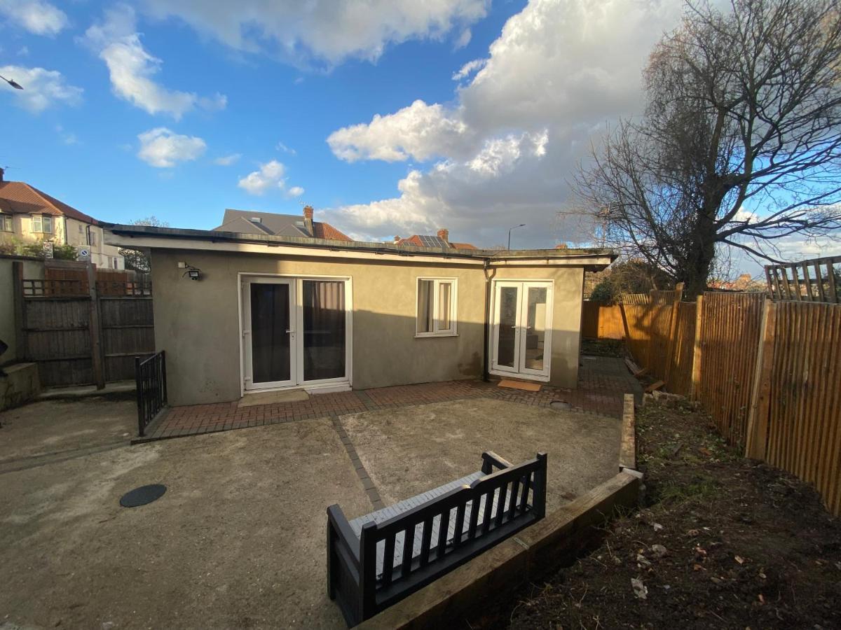 Private House With Free Park For Group Near Wembley Station Сasa de vacaciones Londres
