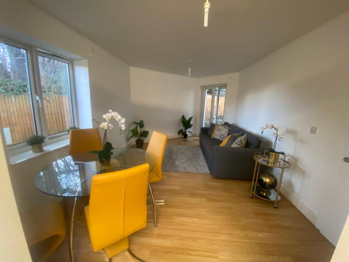 Сasa de vacaciones Private House With Free Park For Group Near Wembley Station *