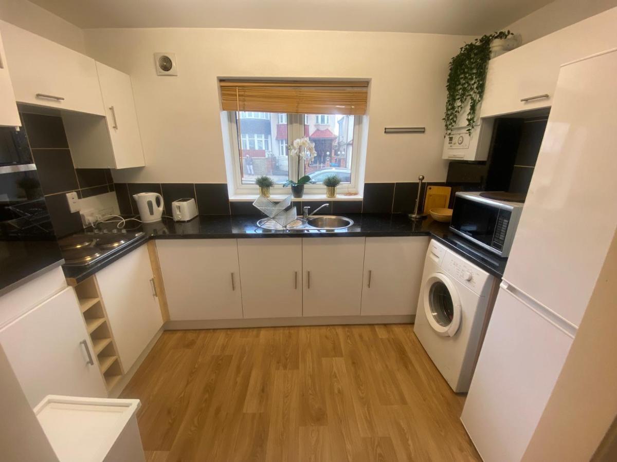 Private House With Free Park For Group Near Wembley Station Сasa de vacaciones Londres