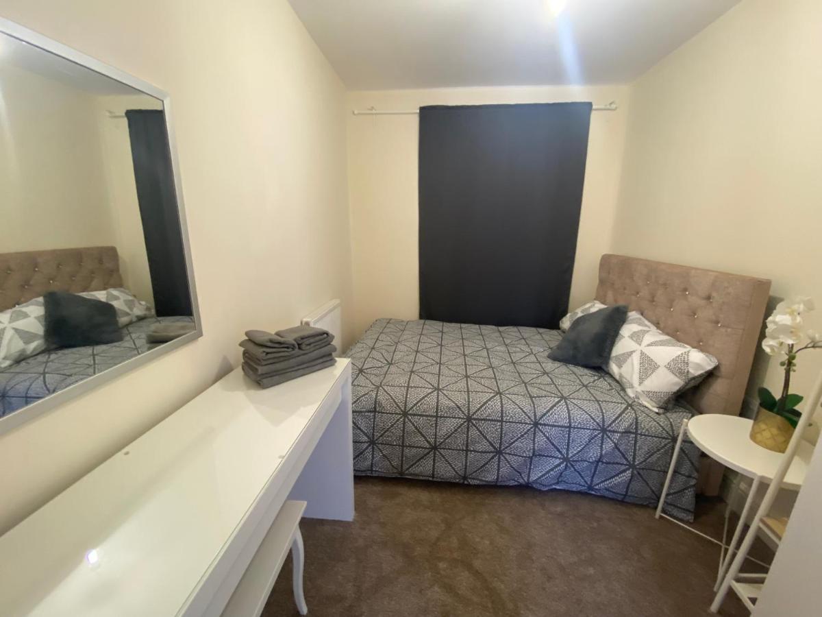 Сasa de vacaciones Private House With Free Park For Group Near Wembley Station *