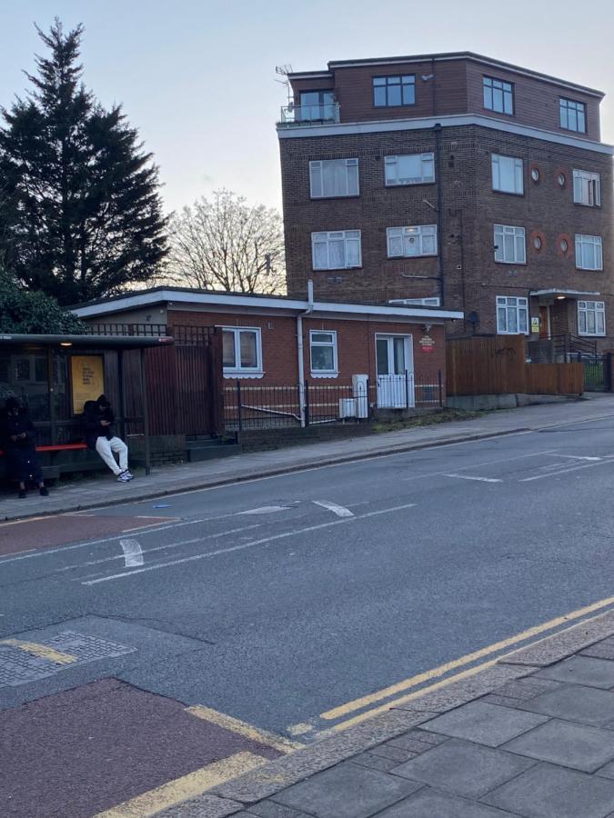 Сasa de vacaciones Private House With Free Park For Group Near Wembley Station Londres
