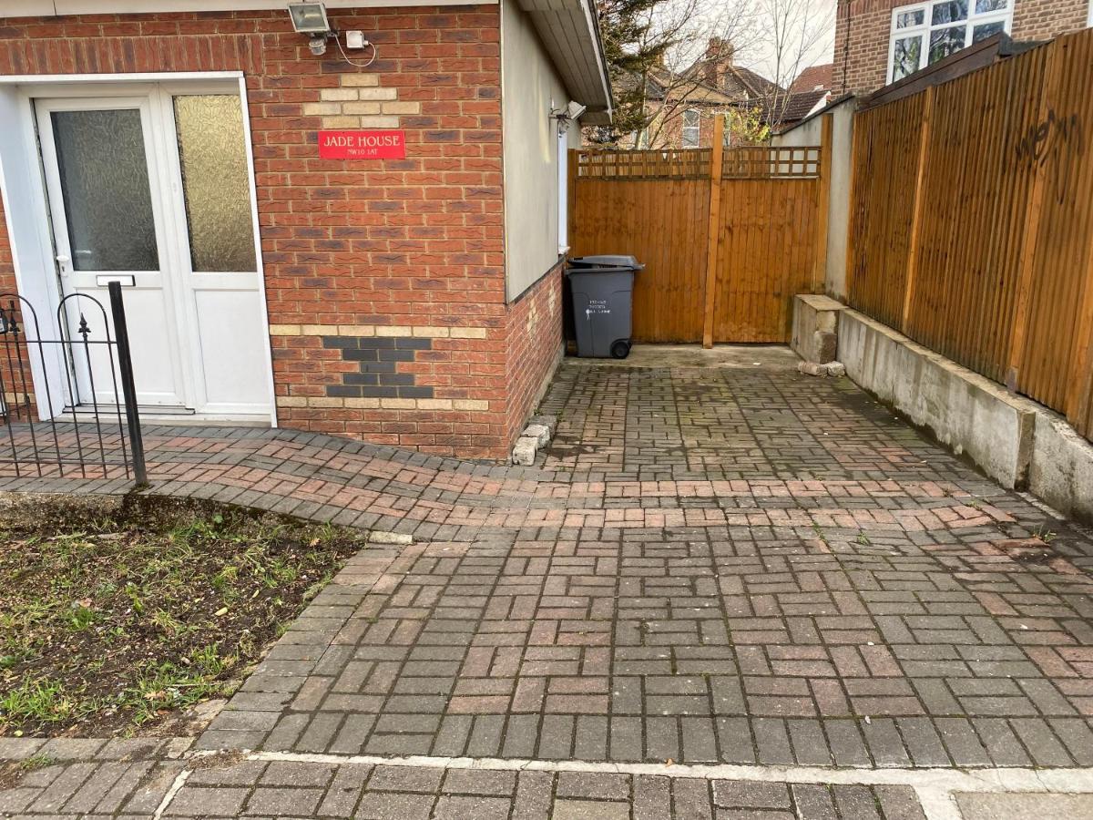 Сasa de vacaciones Private House With Free Park For Group Near Wembley Station *