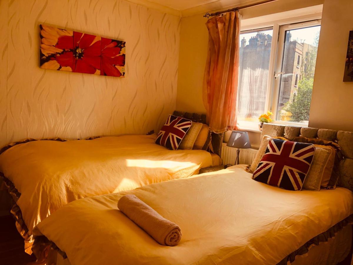 Holiday home Cheerful 4 Bedroom House With Garden Free Parking London